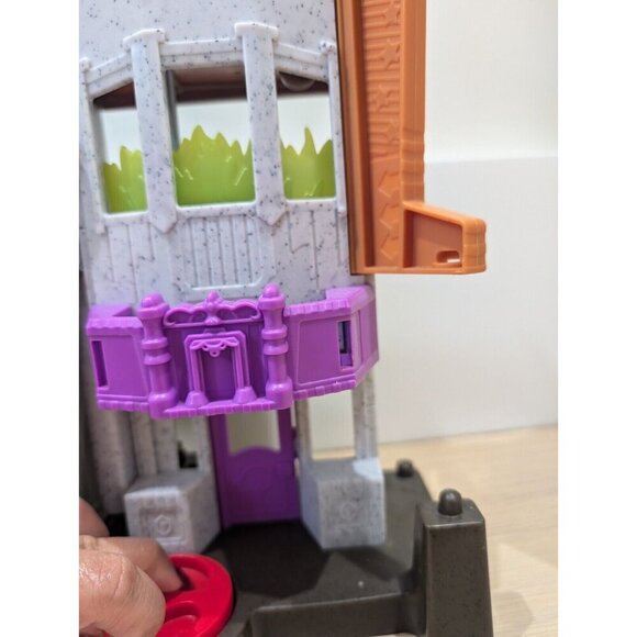 Imaginext DC Super Friends Batman The Joker Bank Crime Alley Playset & 5 Figures - Picture 7 of 16
